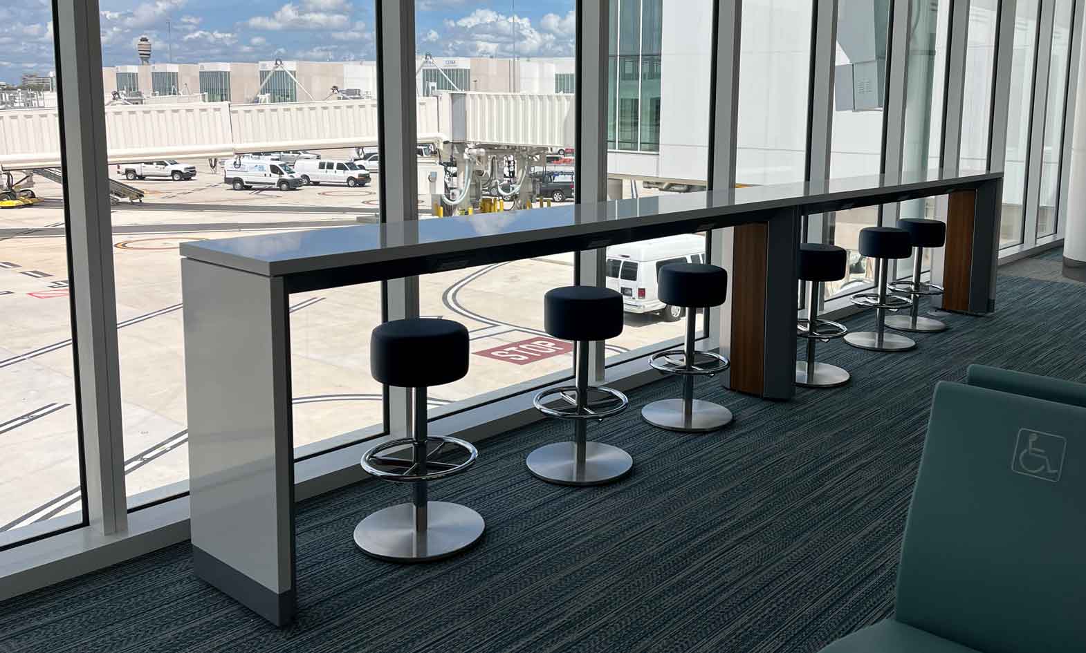 Airport charging table, standing height