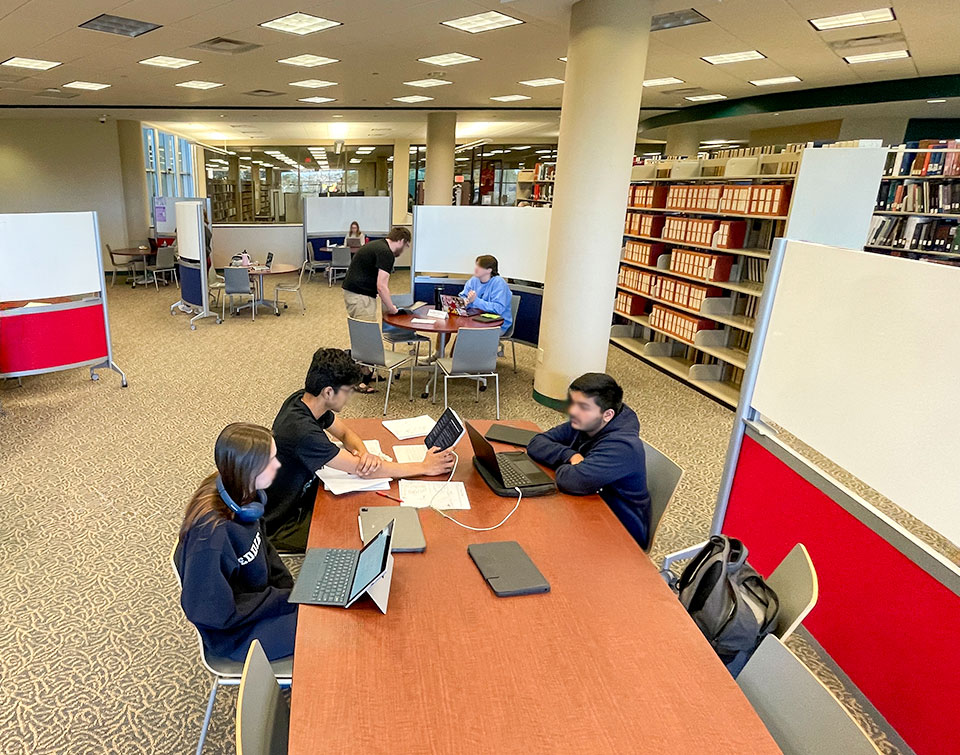 Students at the University of South Alabama using Agati furniture in a flexible study area