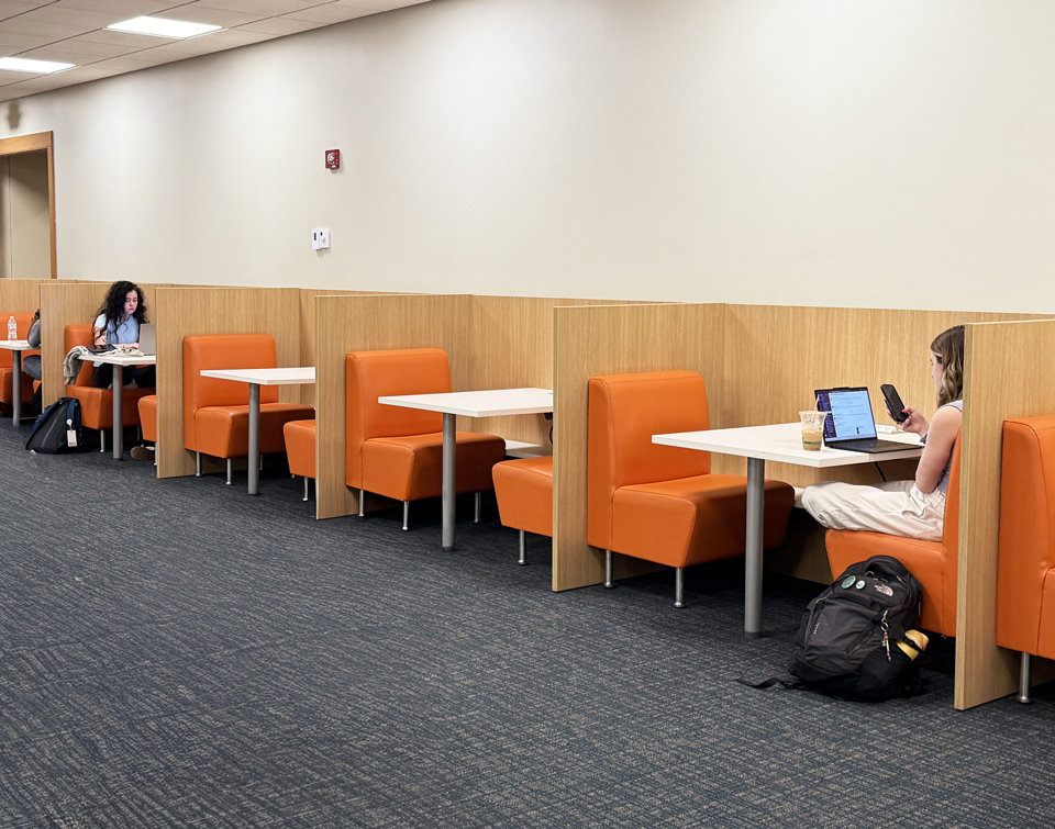 Orange AGATI Hampton Nook Duos with white tables and wood privacy dividers at UVA’s Claude Moore Library.